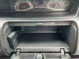 運転席の前には小物入れがあります!!