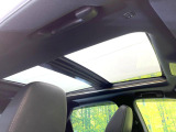 【調光パノラマルーフ】車内の解放感が一気に上がる大型パノラマルーフに調光機能がプラス!日差しが強い時、シェードを閉めなくてもガラスの透明度を調整することで心地よい明るさに♪