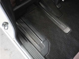◆スーパースライドシート◆助手席を後ろへスライドすれば運転席後に座るお子様のお世話を楽に。前にスライドすれば後席にお子様を座らせた後にそのまま運転席に。大きく動く助手席で空間を自在に変化!