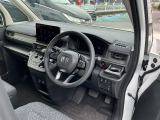 運転席周りの様子です。小銭や駐車券をチョイ置きできる小物入れと、引き出して使うドリンクホルダーつき。見た目もスッキリ、便利になっています。
