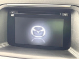 【マツダコネクトナビ】車内の雰囲気にマッチした一体型タイプのナビ。各種車輌設定やBluetooth再生等、様々な機能が楽しめます。直感的なダイヤル操作が可能で、使い勝手も良好です。