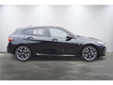 コンパクトなハッチバックながら、ロングノーズ・ショートオーバーハングのBMWらしい伝統的なスタンスを継承しています。
