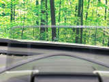 【ヘッドアップディスプレイ】現在の速度や走行情報をデジタル表示で運転席前方のガラスに投影!運転中、目線をずらさず必要な情報を確認できるのでとっても便利で安心!