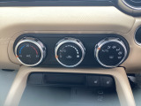 使いやすく見た目もスポーティな3連ダイヤル式スイッチのフルオートエアコンを装備しています!十分な容量がありますので1年を通して室内を快適な温度に保ってくれます!