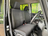 運転席まわりには十分なスペースがあり、大柄な方でもゆったり運転していただける環境です。