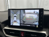 バックカメラの他に上から見下ろしたような画像が見れるアラウンド(全方位)モニター。前後左右を把握できる、すごい機能が装備されています!