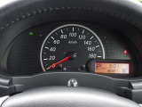 【メーターパネル】素早く車の情報が読み取れる、視認性に優れたシンプルなデザインのメーターパネルです。
