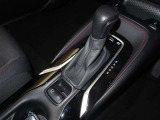 シフトパターンです。電気式のパーキングブレーキを採用してます。また車種・グレードによっては走行モードも変える事も!