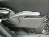 運転席は上下調節可能なリフター機能付き。