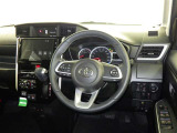 運転席まわりです。 各操作スイッチは使いやすい位置に配置されてます。