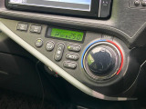 【オートエアコン】一度お好みの温度に設定すれば、車内の温度を検知し風量や温度を自動で調整。暑い&hellip;寒い&hellip;と何度もスイッチ操作をする必要はありません。快適な車内空間には必須の機能ですね♪