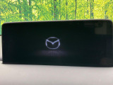 【10.25インチマツダコネクト】車内の雰囲気にマッチした大型ディスプレイ。スマホ接続でのナビ使用やBluetooth再生等、様々な機能が楽しめます。直感的なダイヤル操作が可能で、使い勝手も良好です。