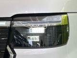 【LEDヘッドライト】悪天候や夜間走行時も良好な視界を確保し安心して運転できる高輝度LEDヘッドライトを装備!点灯速度が早く、消費電力も抑えられています。