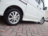 車のデザインにマッチした、純正アルミホイール!