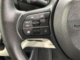 ステアリングにオーディオ操作スイッチが付いています。オーディオ画面に直接タッチしなくても操作が出来ますので、運転に集中できます。