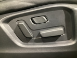 運転席にはパワーシートを装備!シート位置を記憶するメモリー機能付きなのでご夫婦で2名分セットすると便利です♪