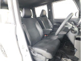 運転席シートは、座り心地を追求した座面構造を採用しています。そのため、近場へのちょっとした移動からロングドライブまで、あらゆるシーンで快適なドライビングをお楽しみいただけます。