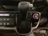 CVT車のセレクトレバーです。低速から高速まで、変速ショックのないスムーズな走りを実現するとともに、エンジン効率のよい領域を維持することで燃費にも貢献します。