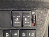 【両側パワースライドドア】です。リモコンや運転席のスイッチ操作で楽々自動開閉。