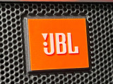 【JBLサウンドシステム】メーカーオプションの高品位サウンドシステムを搭載。専用のチューニングが施された大小様々なスピーカーから良質なサウンドが奏でられ、臨場感あふれる音響空間を演出します。