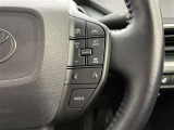 前方の車との車間を設定し、スピードを上げたり緩めたりを自動で行ってくれる追尾式の「レーダークルーズ」。上級装備の一つです!高級車にしかつかない嬉しい機能です。