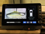 リバースギアに入れるだけで後方の表示へ切り替わります。夜間や雨の日の駐車も楽になりますよ。