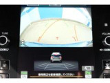 バックカメラ装備。運転席からは死角になる場所をカメラが補完しますので安全です。また、ガイド線が曲がる方向に動くタイプなので、初めての駐車場に止めるときや縦列駐車などの時に便利です。
