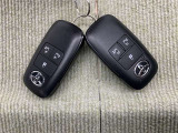 手荷物が多いときでも、スマートキーをバッグやポケットに携帯していれば、キーを取り出すことなくドアの解錠・施錠ができます