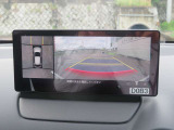 バックモニターが付いており、左側は360度モニターの映像が映し出します。ハンドルを切ると黄色い線も連動して動くので、とても便利です。