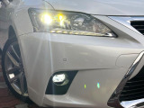 【LEDヘッドライト】悪天候や夜間走行時も良好な視界を確保し安心して運転できる高輝度LEDヘッドライトを装備!点灯速度が早く、消費電力も抑えられています。