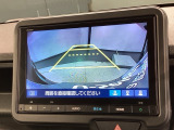 リバースギアに入れるだけで後方の表示へ切り替わります。夜間や雨の日の駐車も楽になりますよ。
