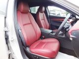 視線を奪う赤レザーシート。スポーティーな走りへの期待を高める、心躍るコックピット空間です。