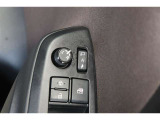 鍵の施錠開錠に合わせてドアミラーが開閉するオート格納機能付きのドアミラー。少し離れた場所からでも見た目で鍵の閉め忘れの確認が出来る便利な機能です。