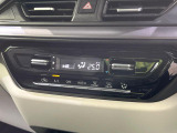 【オートエアコン】一度お好みの温度に設定すれば、車内の温度を検知し風量や温度を自動で調整。暑い&hellip;寒い&hellip;と何度もスイッチ操作をする必要はありません。快適な車内空間には必須の機能ですね♪
