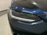 LEDヘッドライトは、点灯の瞬間から最大光量を発揮し、突然暗くなるトンネルなどでの安定感を高めます。