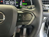 前方の車との車間を設定し、スピードを上げたり緩めたりを自動で行ってくれる追尾式の「レーダークルーズ」。上級装備の一つです!高級車にしかつかない嬉しい機能です。