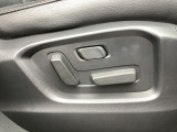 シートメモリー機能を備える10WAYパワーシートを装備!体格や好みに応じたポジションをスムーズに調整できます。