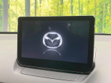 【8.8インチマツダコネクト】車内の雰囲気にマッチした大型のディスプレイ。スマホ接続でのナビ使用やBluetooth再生等、様々な機能が楽しめます。直感的なダイヤル操作が可能で、使い勝手も良好です。