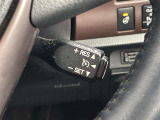 前方の車との車間を設定し、スピードを上げたり緩めたりを自動で行ってくれる追尾式の「レーダークルーズ」。上級装備の一つです!高級車にしかつかない嬉しい機能です。