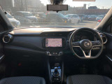 すっきりした運転席周りにはナビやエアコンの操作パネルを設置しておりますので、お一人での運転でもご安心できます。
