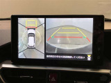 複数のカメラの映像をもとに、クルマを真上から見ているような映像をドライバーに提供し駐車をサポートする機能です。