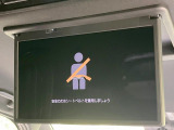 【14型有機ELフリップダウン】三列目からでも迫力のエンタメが観れる大画面フリップダウン。有機ELのモニターでは、一般的なフリップダウンよりも高コントラストでキレイな映像を楽しめます。