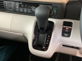 シフトはインパネシフト、パーキングブレーキは電子制御なので運転席と助手席の間はすっきりしています。
