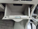 運転席の膝下には、小銭が入るスペースがありまし