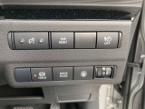 メーター照明やトリップメーターのスイッチにタイマー充電、オートホールドスイッチとドライブモードのスイッチ。全方位障害物センサーのメインスイッチ。