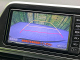 【バックカメラ】駐車時に後方がリアルタイム映像で確認できます。大型商業施設や立体駐車場での駐車時や、夜間のバック時に大活躍!運転スキルに関わらず、今や必須となった装備のひとつです!