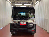 跳ね上げ式バックドアなので、雨天時の荷物の出し入れの際も濡れにくいです。