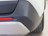 コーナーセンサーを車の前後に装備。障害物までの距離に応じて警告音を変えてお知らせ。縦列駐車時や駐車場・車庫などでの取り回しをサポートします。詳細は販売店スタッフまでおたずねください。