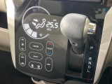 【オートエアコン】一度お好みの温度に設定すれば、車内の温度を検知し風量や温度を自動で調整。暑い&hellip;寒い&hellip;と何度もスイッチ操作をする必要はありません。快適な車内空間には必須の機能ですね♪