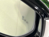 【ブラインドスポットモニター】走行中、ドアミラーの死角になりやすい箇所に後続車が接近するとサイドミラーのレンズに警告を表示!ドライバーに注意喚起をしてくれます。